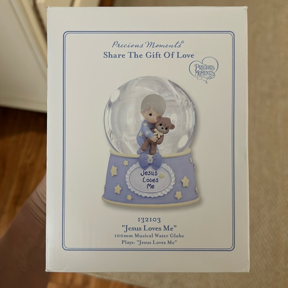 Precious moments Snow globe “Jesus loves me”